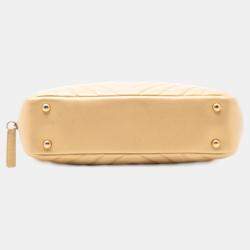 Pre Owned حقيبة شانيل شعار CC ذهبية متعرجة جلد الحمل كاميرا على الكتف