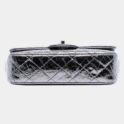 مملوكة مسبقًا حقيبة بقلاب شانيل ماسكة خاتم جلد عجل فضي معدني صغير مبطن