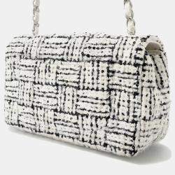 Pre Owned حقيبة شامية بيضاء سوداء تويد كوكو مارك صغيرة بسلسلة كتف