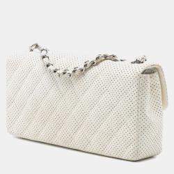 Pre Owned حقيبة شانييل فلاب شرق غرب جلد حمل مثقوب كلاسيكي أبيض