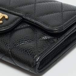 مملوكة مسبقًا حامل بطاقات كلاسيك مبطن جلد كافيار أسود شانيل