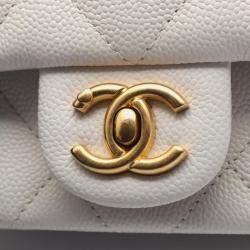 مملوكة مسبقًا Chanel Matelasse Shoulder Bag In Calfskin Leather White