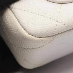 مملوكة مسبقًا Chanel Matelasse Shoulder Bag In Calfskin Leather White