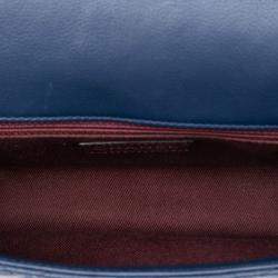 Pre Owned شANEL حقيبة فلاب زرقاء صغيرة من جلد العجل والكافيار المرصوف القزحي للاستخدام اليومي