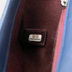 Pre Owned شANEL حقيبة فلاب زرقاء صغيرة من جلد العجل والكافيار المرصوف القزحي للاستخدام اليومي