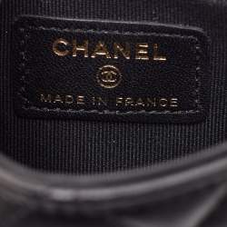 مملوكة مسبقًا حقيبة يد شانيل بقلاب بمقبض علوي من الجلد المبطن صغيرة جداً سوداء