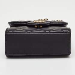 مملوكة مسبقًا حقيبة يد شانيل بقلاب بمقبض علوي من الجلد المبطن صغيرة جداً سوداء