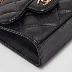 مملوكة مسبقًا حقيبة يد شانيل بقلاب بمقبض علوي من الجلد المبطن صغيرة جداً سوداء