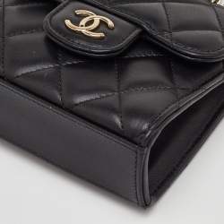 مملوكة مسبقًا حقيبة يد شانيل بقلاب بمقبض علوي من الجلد المبطن صغيرة جداً سوداء