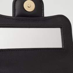 مملوكة مسبقًا حقيبة يد شانيل بقلاب بمقبض علوي من الجلد المبطن صغيرة جداً سوداء