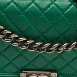 مملوكة مسبقًا حقيبة شانيل قلاب متوسطة جلد مبطن معدني أخضر
