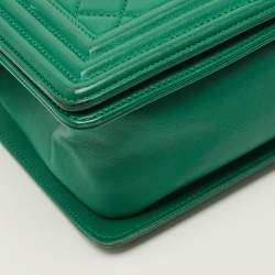 مملوكة مسبقًا حقيبة شانيل قلاب متوسطة جلد مبطن معدني أخضر