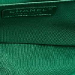 مملوكة مسبقًا حقيبة شانيل قلاب متوسطة جلد مبطن معدني أخضر