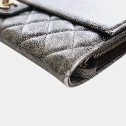 Pre Owned حقيبة كلاتش سلسلة شانيل فضي متشقق جلد العجل قارورة شانيل رمادي