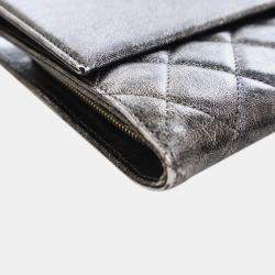 Pre Owned حقيبة كلاتش سلسلة شانيل فضي متشقق جلد العجل قارورة شانيل رمادي