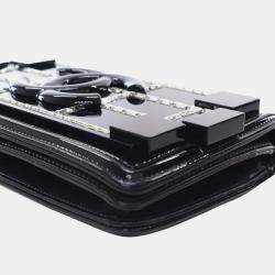 مملوكة مسبقًا حقيبة شانيل بلاك لامع كريستال أكريليك زخرفي فلاب أفقي بوي بريك