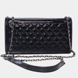 مملوكة مسبقًا حقيبة شانيل بلاك لامع كريستال أكريليك زخرفي فلاب أفقي بوي بريك