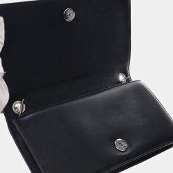 مملوكة مسبقًا حقيبة شانيل بلاك لامع كريستال أكريليك زخرفي فلاب أفقي بوي بريك