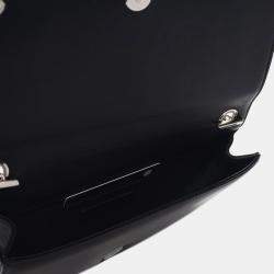 مملوكة مسبقًا حقيبة شانيل بلاك لامع كريستال أكريليك زخرفي فلاب أفقي بوي بريك