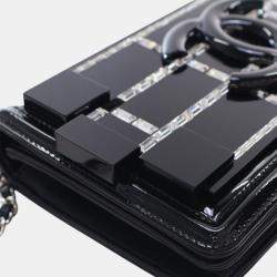 مملوكة مسبقًا حقيبة شانيل بلاك لامع كريستال أكريليك زخرفي فلاب أفقي بوي بريك