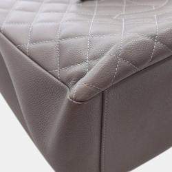 مملوكة مسبقًا حقيبة تسوق كبيرة شانيل رمادي شانيل بني كافيار