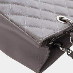 مملوكة مسبقًا حقيبة تسوق كبيرة شانيل رمادي شانيل بني كافيار