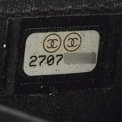 مملوكة مسبقًا حامل بطاقات شانيل بتصميم فتى جلد مبطن كافيار أسود
