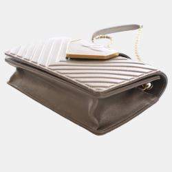 Pre Owned حقيبة شانيل بنية صغيرة شيvron من جلد الغنم طية وياقة وربطة عنق