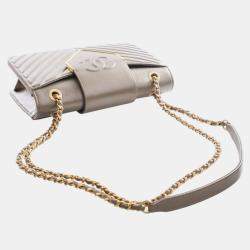 Pre Owned حقيبة شانيل بنية صغيرة شيvron من جلد الغنم طية وياقة وربطة عنق