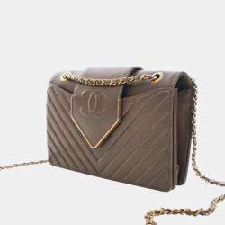 Pre Owned حقيبة شانيل بنية صغيرة شيvron من جلد الغنم طية وياقة وربطة عنق