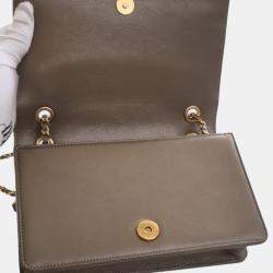 Pre Owned حقيبة شانيل بنية صغيرة شيvron من جلد الغنم طية وياقة وربطة عنق