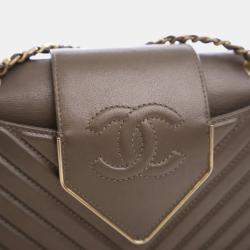 Pre Owned حقيبة شانيل بنية صغيرة شيvron من جلد الغنم طية وياقة وربطة عنق