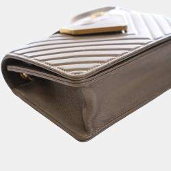 Pre Owned حقيبة شانيل بنية صغيرة شيvron من جلد الغنم طية وياقة وربطة عنق