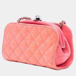 مملوكة مسبقًا Chanel Pink CC Quilted Patent Frame Clutch with Chain