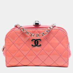 مملوكة مسبقًا Chanel Pink CC Quilted Patent Frame Clutch with Chain
