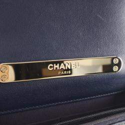 مملوكة مسبقًا حقيبة يد على سلسلة شانيل محفظة جلد خروف أزرق كحلي