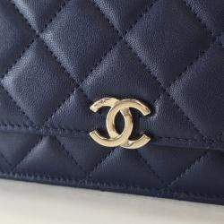 مملوكة مسبقًا حقيبة يد على سلسلة شانيل محفظة جلد خروف أزرق كحلي