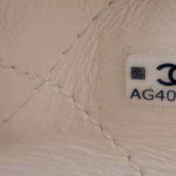 Pre Owned حقيبة كالف سكين شانيل بيضاء مجعدة صغيرة