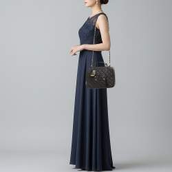 Pre Owned حقيبة فانيتي شانييل رمادية كبيرة كافيار جلد مبطن بنمط الفليغري