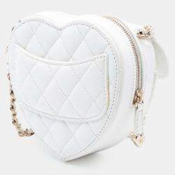 مملوكة مسبقًا حقيبة كروس بودي شانيل وايت ميني جلد حمل قلب بعلامة CC in Love