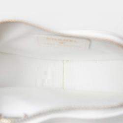 مملوكة مسبقًا حقيبة كروس بودي شانيل وايت ميني جلد حمل قلب بعلامة CC in Love