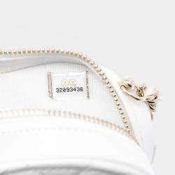 مملوكة مسبقًا حقيبة كروس بودي شانيل وايت ميني جلد حمل قلب بعلامة CC in Love