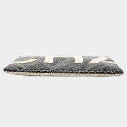 Pre Owned حقيبة كلتش شانيل كاميليا شعار قماش مغلف أبيض / أسوداسم ماركة شانيل رسغية