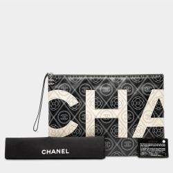 Pre Owned حقيبة كلتش شانيل كاميليا شعار قماش مغلف أبيض / أسوداسم ماركة شانيل رسغية