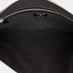 Pre Owned حقيبة كلتش شانيل كاميليا شعار قماش مغلف أبيض / أسوداسم ماركة شانيل رسغية