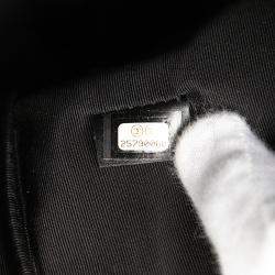 Pre Owned حقيبة كلتش شانيل كاميليا شعار قماش مغلف أبيض / أسوداسم ماركة شانيل رسغية