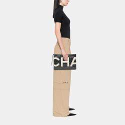 Pre Owned حقيبة كلتش شانيل كاميليا شعار قماش مغلف أبيض / أسوداسم ماركة شانيل رسغية