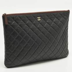 مملوكة مسبقًا حقيبة كلاتش شانيل أو كيس جلد كافيار مبطن كبير سواد بسحاب