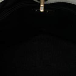 مملوكة مسبقًا Chanel White Large Stitched Calfskin Button Up Hobo