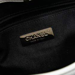 مملوكة مسبقًا Chanel White Large Stitched Calfskin Button Up Hobo